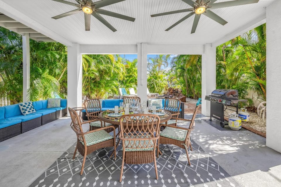 La Coconut - 1 Block to Beach! Dog Friendly! Ping Pong & Foosball, Heated Pool by Anna Maria Life House in Holmes Beach