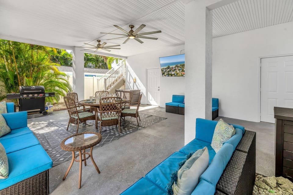 La Coconut - 1 Block to Beach! Dog Friendly! Ping Pong & Foosball, Heated Pool by Anna Maria Life House in Holmes Beach