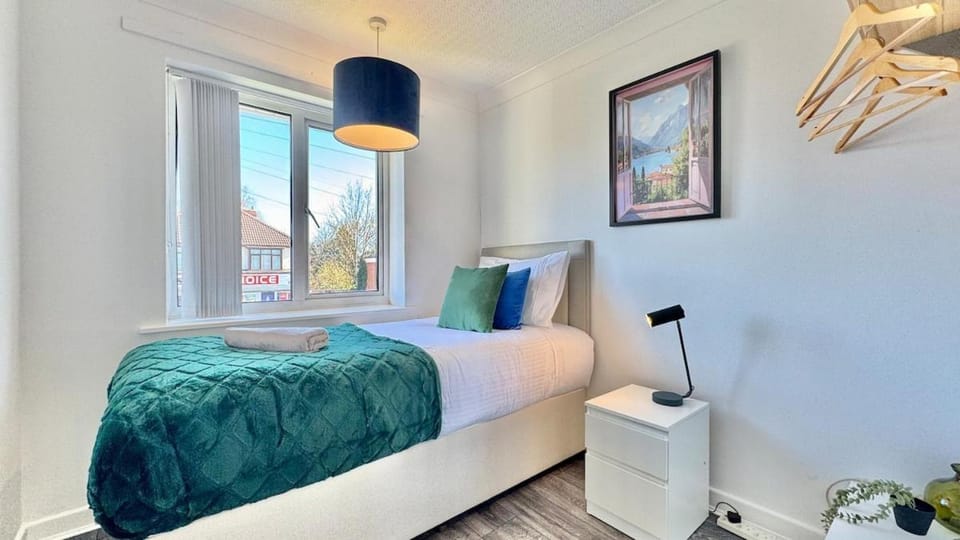 Modern 3 Bedroom Home 4 Beds Private Parking Apartment in Doncaster