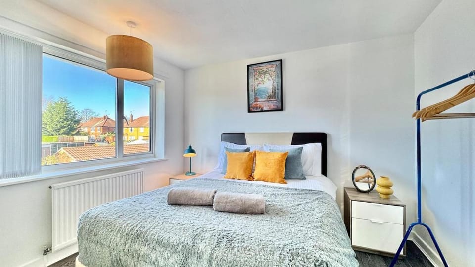 Modern 3 Bedroom Home 4 Beds Private Parking Apartment in Doncaster