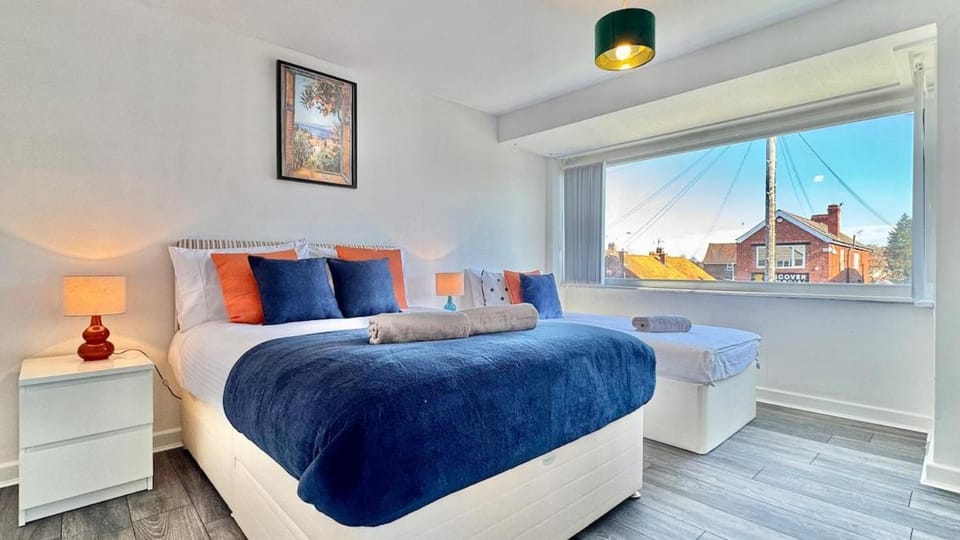 Modern 3 Bedroom Home 4 Beds Private Parking Apartment in Doncaster