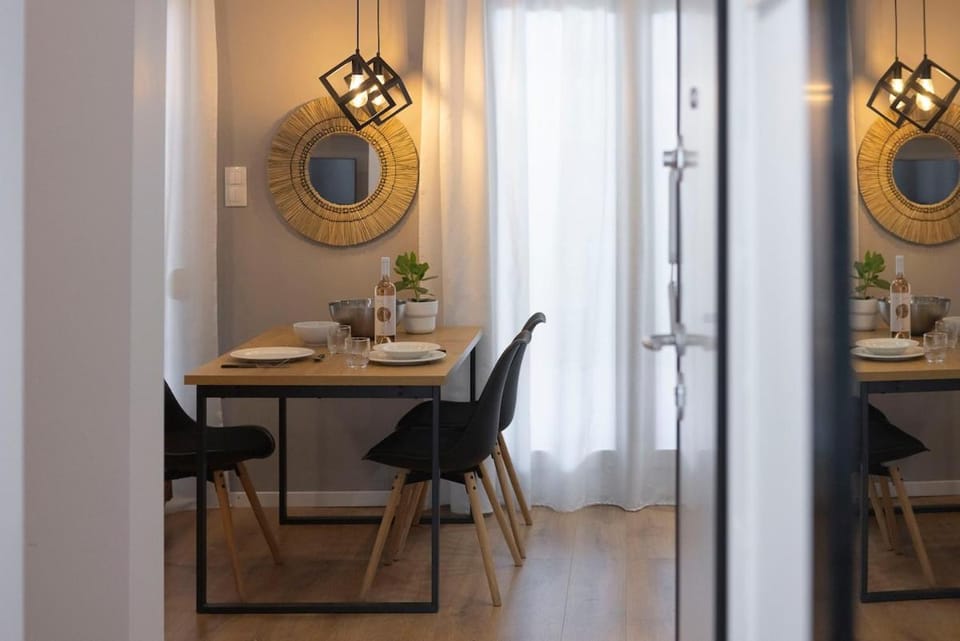 Ancient Agora Wood Living Apartment in Thessaloniki