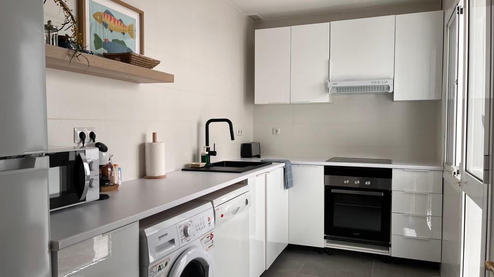 Coffee/tea facilities, Kitchen or kitchenette, dishwasher, oven, stove, toaster, washing machine