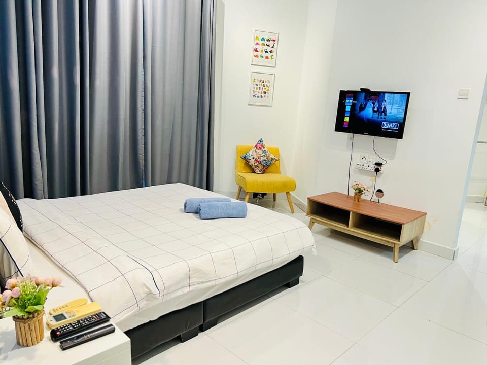 Communal lounge/ TV room, Bed, TV and multimedia, Photo of the whole room, Evening entertainment, Bedroom
