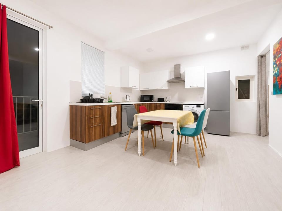 Kitchen or kitchenette, Living room, Seating area, Dining area, dishwasher, oven, stove