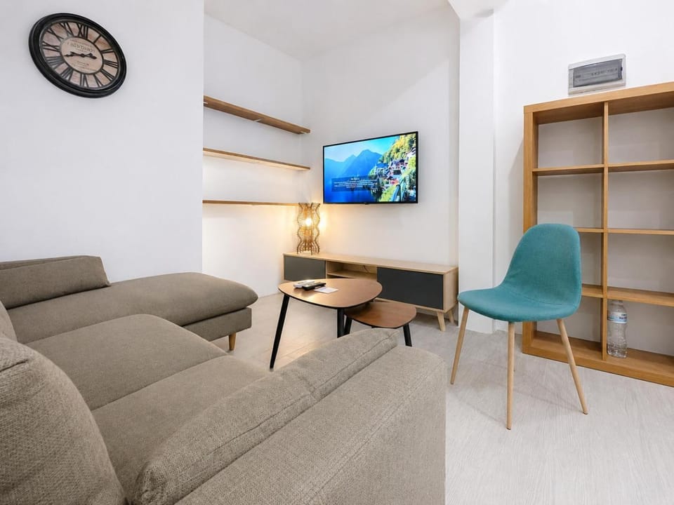 TV and multimedia, Living room, Seating area, Evening entertainment, air conditioner