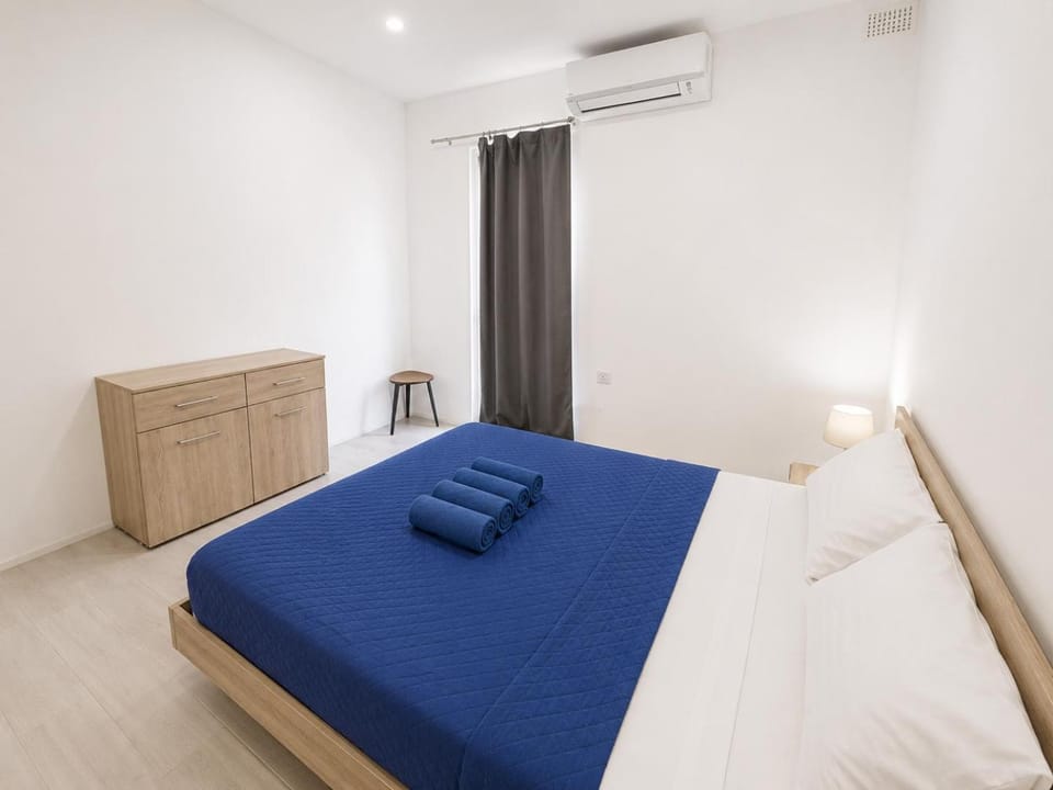 Bed, Photo of the whole room, Bedroom, towels, air conditioner