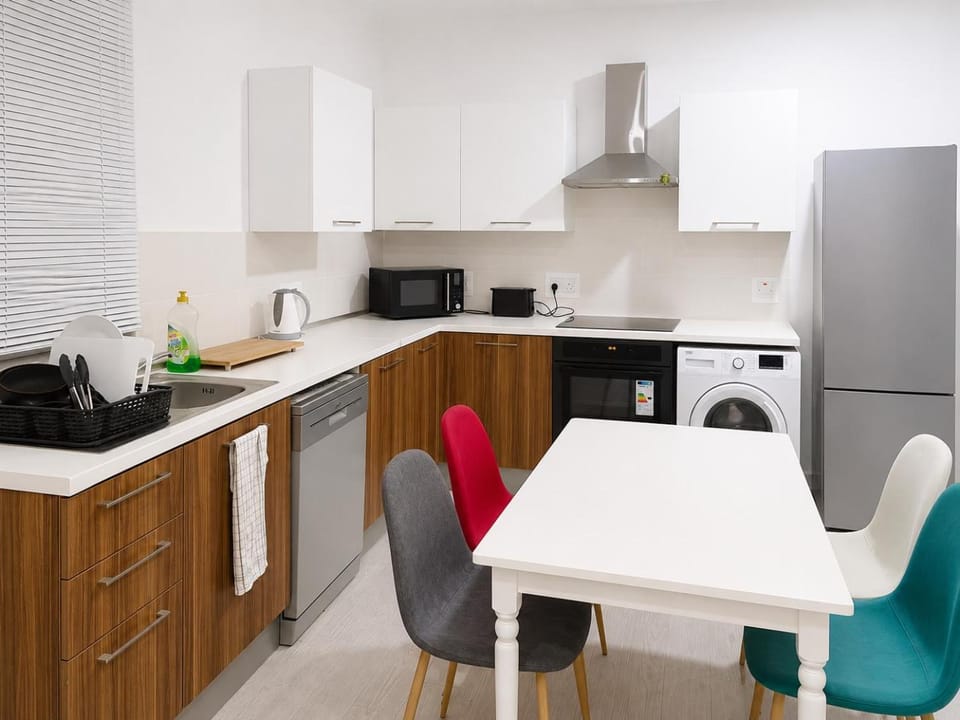 Coffee/tea facilities, Kitchen or kitchenette, dishwasher, oven, stove, toaster