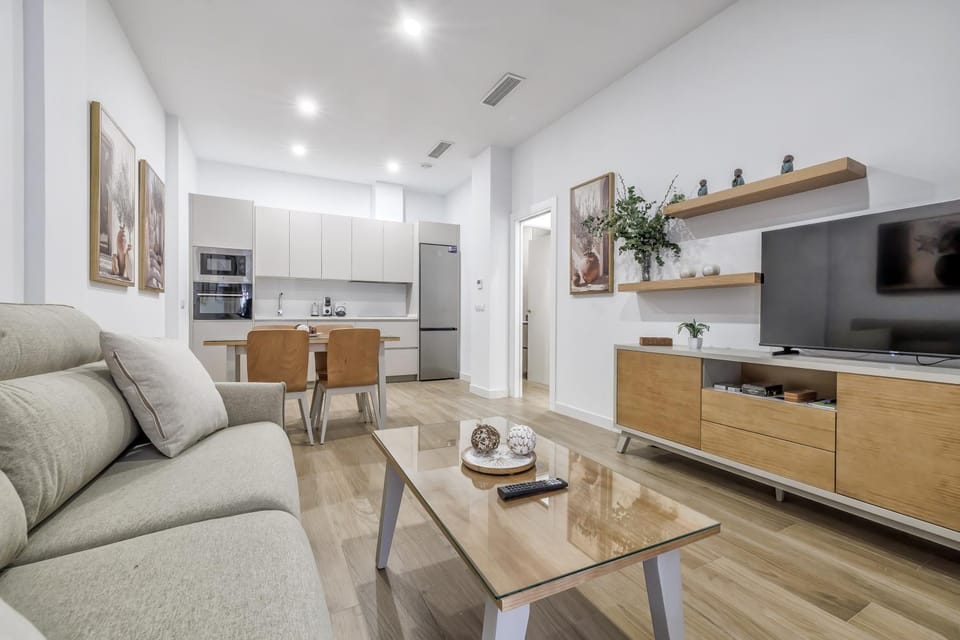 TV and multimedia, Living room, Seating area, Dining area, oven, stove
