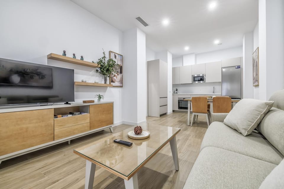 TV and multimedia, Kitchen or kitchenette, Living room, Seating area, Dining area, oven, stove