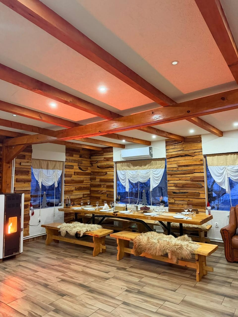 Cabana de sub deal Valea Doftanei House in Prahova, Romania