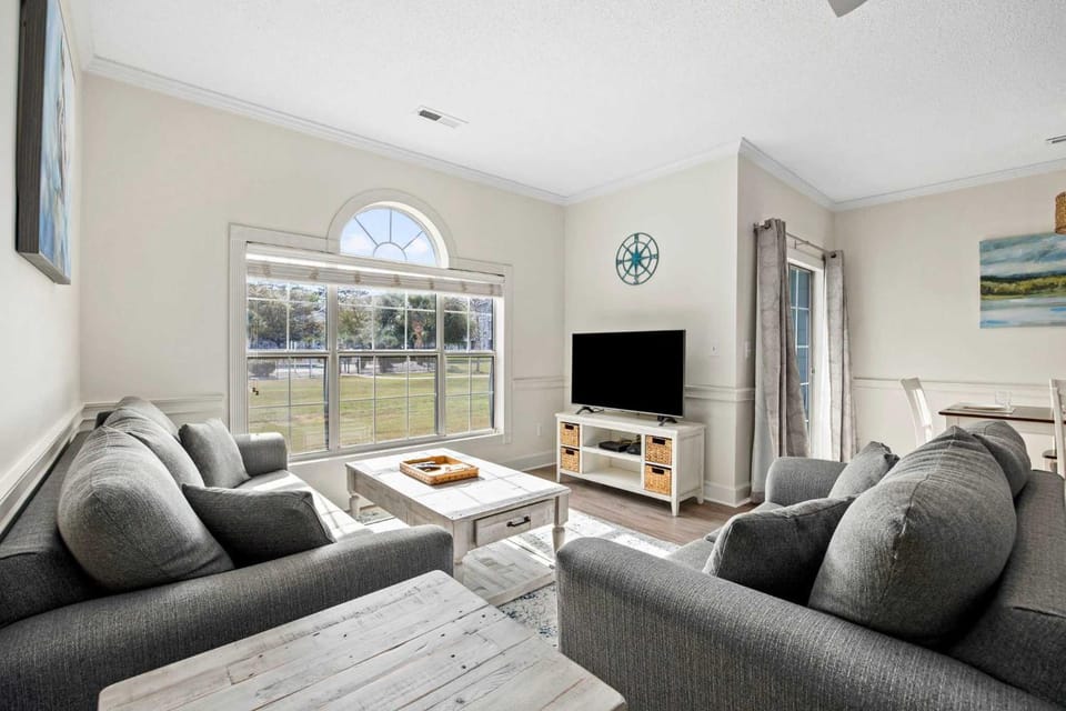 Fairway Breeze Retreat with Pond and Golf Views Apartment in Carolina Forest