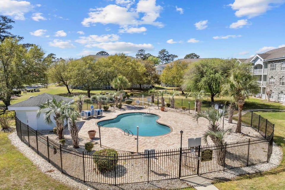 Fairway Breeze Retreat with Pond and Golf Views Apartment in Carolina Forest