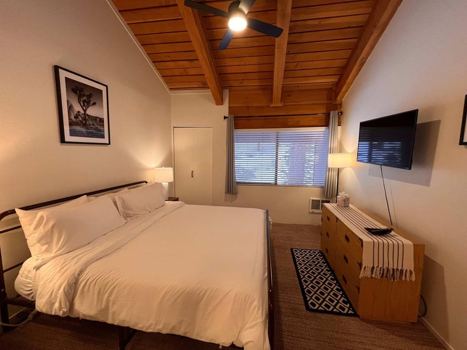 Bed, TV and multimedia, Bedroom