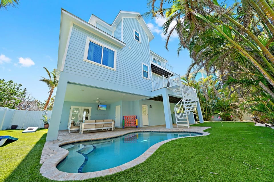On Ocean Time - 5 Houses to Gulf, Pool by Anna Maria Life Vacation Rentals House in Holmes Beach