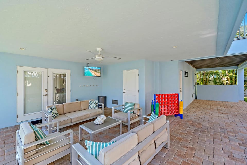 On Ocean Time - 5 Houses to Gulf, Pool by Anna Maria Life Vacation Rentals House in Holmes Beach