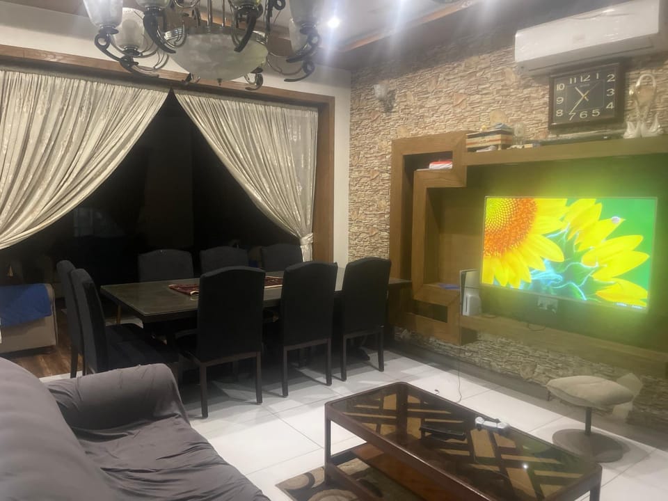 3 Rooms along with kitchen and lounje Apartment in Lahore