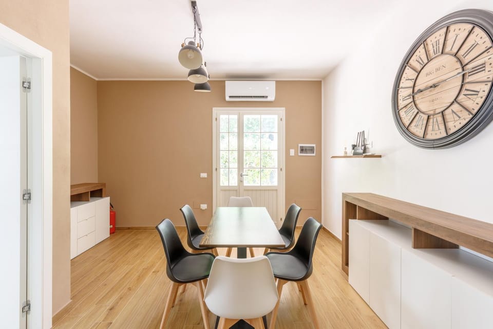 Kitchen or kitchenette, Living room, Seating area, Dining area, air conditioner