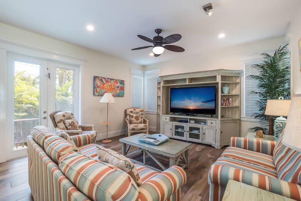 Pineapple Cay - Pool & Spa by Anna Maria Life Vacation Rentals House in Holmes Beach