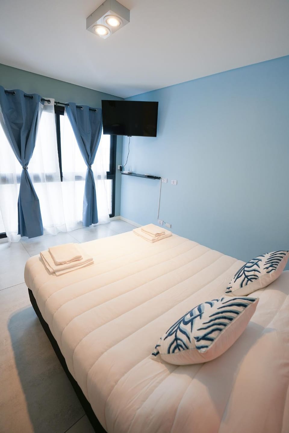 Bed, TV and multimedia, Photo of the whole room, Bedroom
