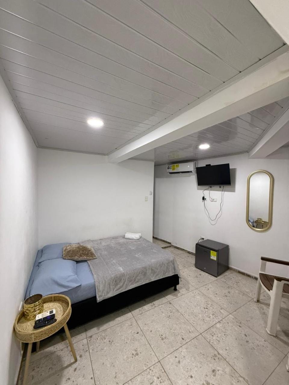 Bed, TV and multimedia, Photo of the whole room, Bedroom