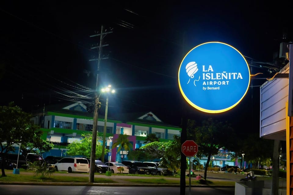 Off site, Night, Logo/Certificate/Sign, Street view, Location