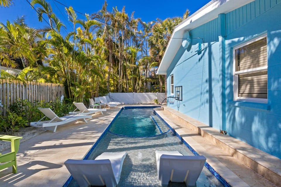 Sapphire Gulf - 5 houses to Gulf! Pool, Putting Green by Anna Maria Life Vacation Rentals House in Holmes Beach