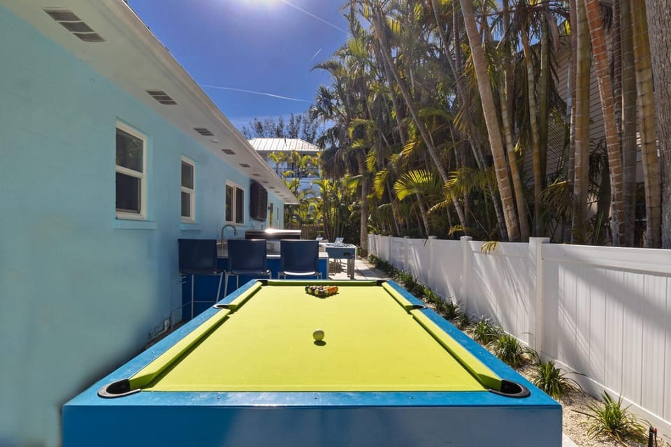Sapphire Gulf - 5 houses to Gulf! Pool, Putting Green by Anna Maria Life Vacation Rentals House in Holmes Beach