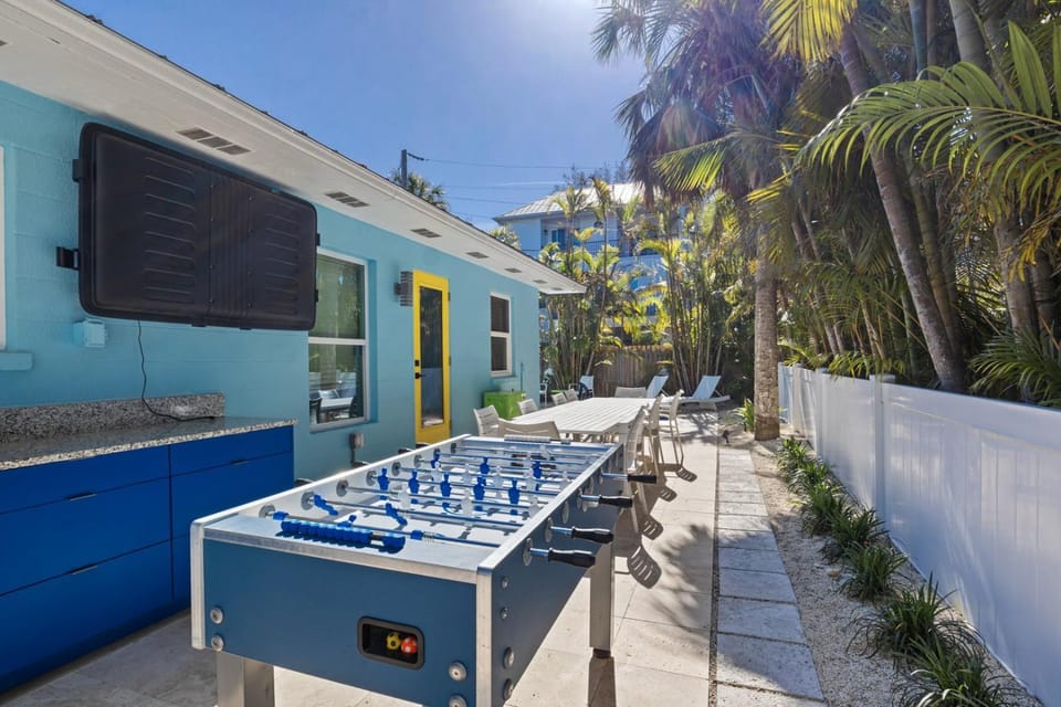 Sapphire Gulf - 5 houses to Gulf! Pool, Putting Green by Anna Maria Life Vacation Rentals House in Holmes Beach