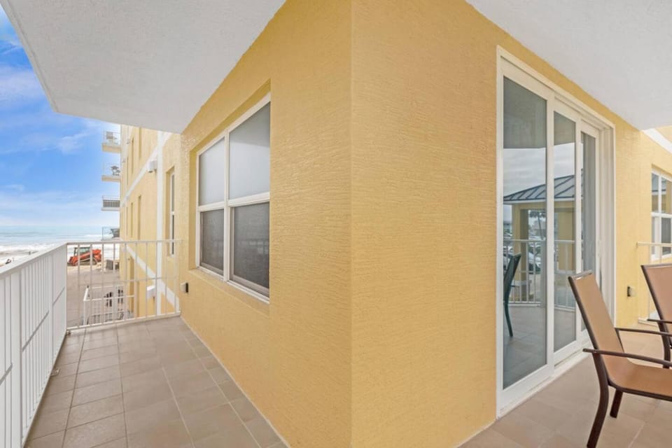 Beachfront Condo with Spacious Balcony Apartment in Daytona Beach Shores