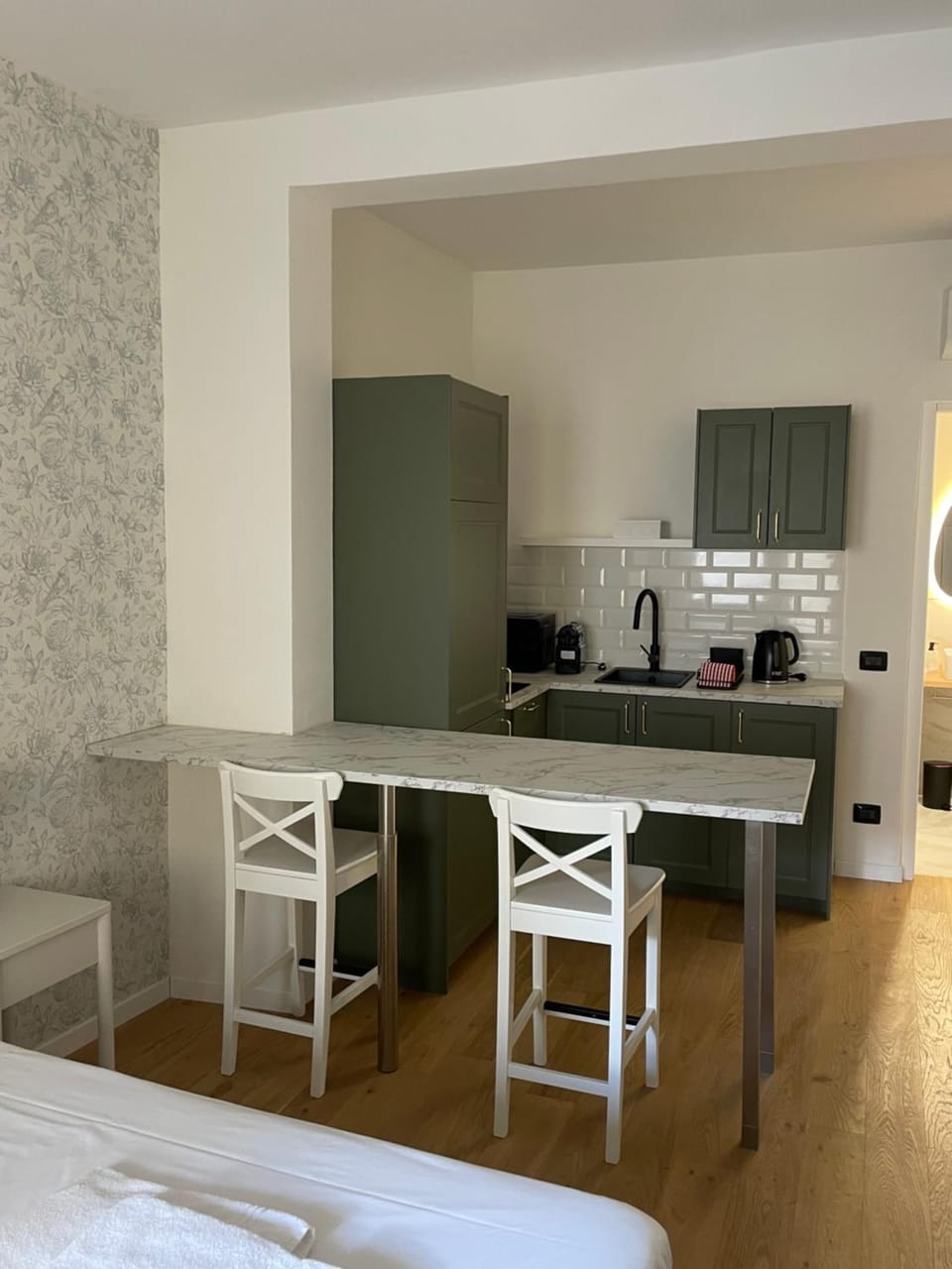Coffee/tea facilities, Kitchen or kitchenette, Dining area, stove