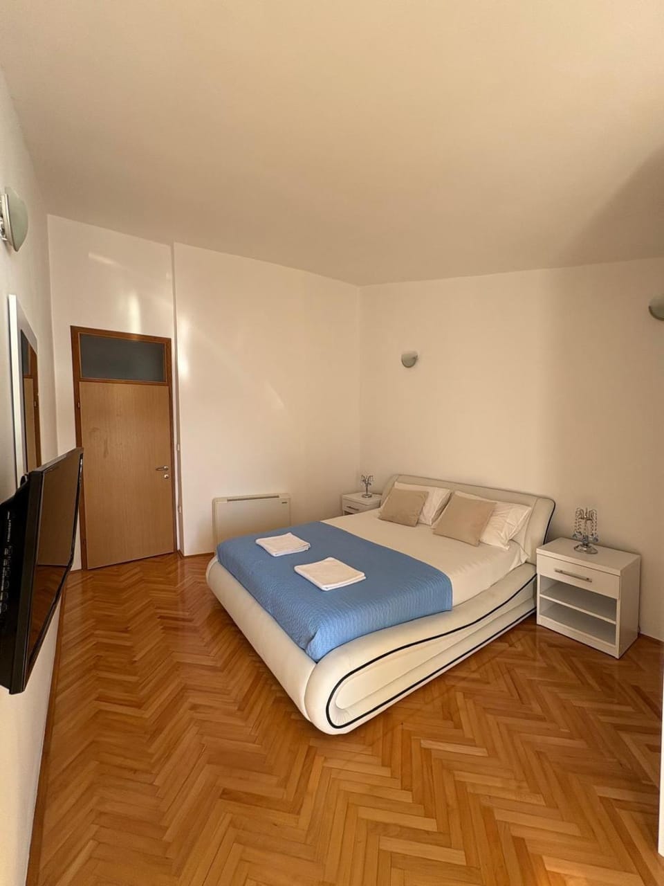 Bed, TV and multimedia, Photo of the whole room, Bedroom, towels