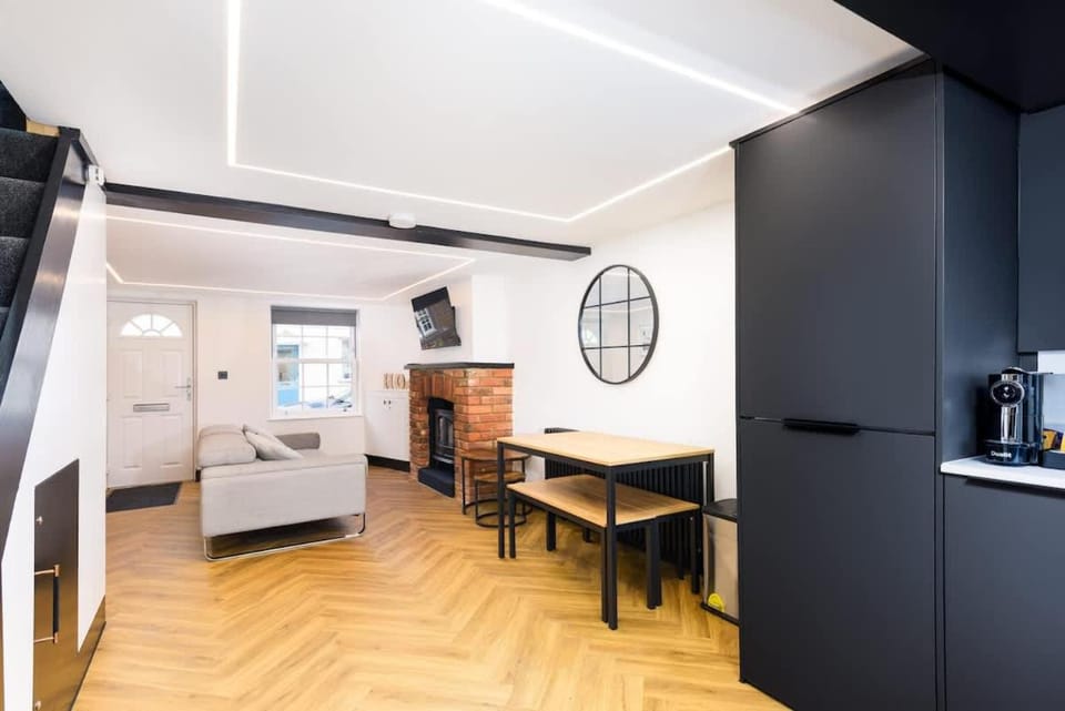 A stylish Modern 200 Year Old - 2 Bedroom cottage House in Harpenden