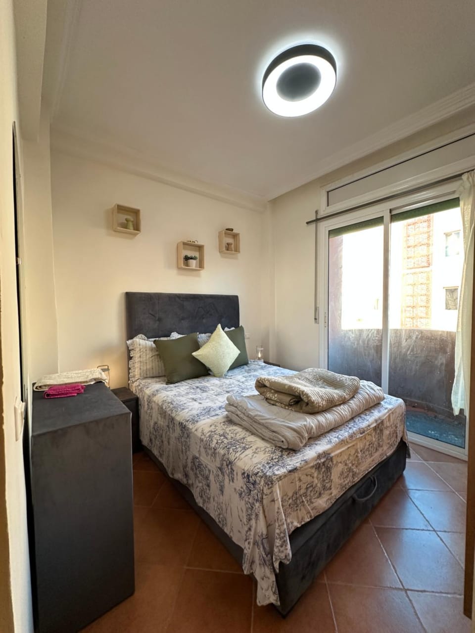 Bed, Photo of the whole room, towels