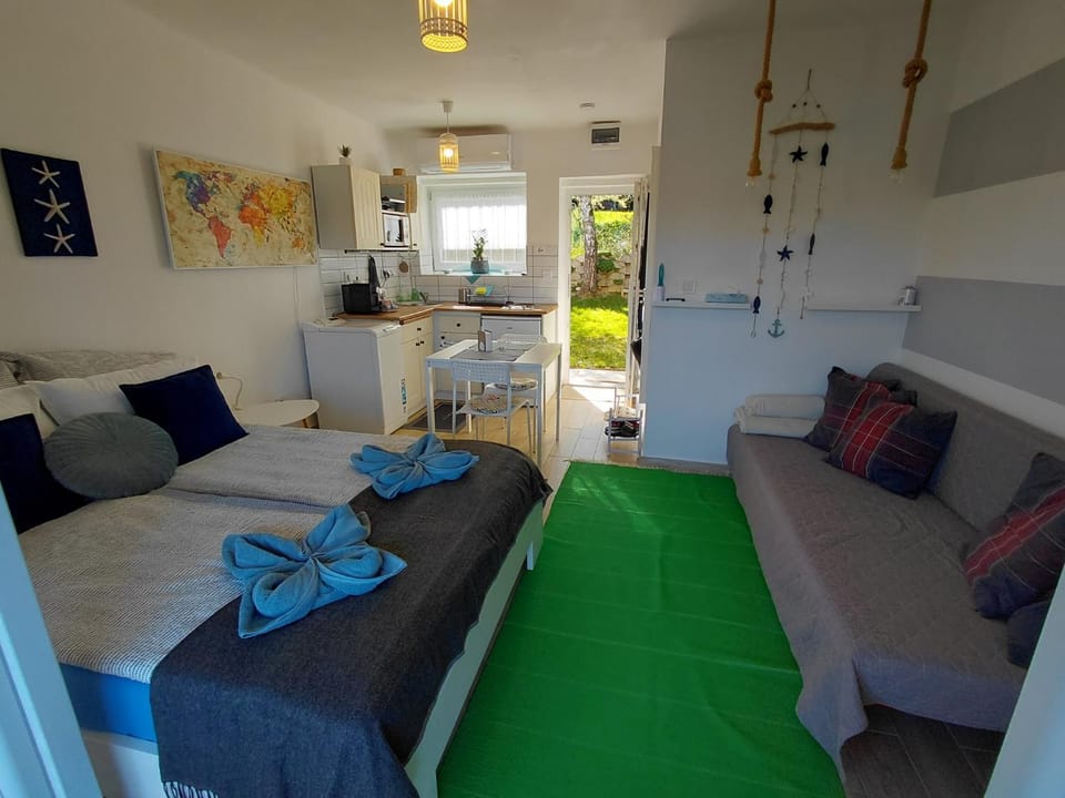 Bed, Living room, Photo of the whole room, Dining area, Bedroom