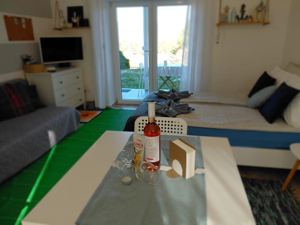 Bed, TV and multimedia, Dining area, Bedroom