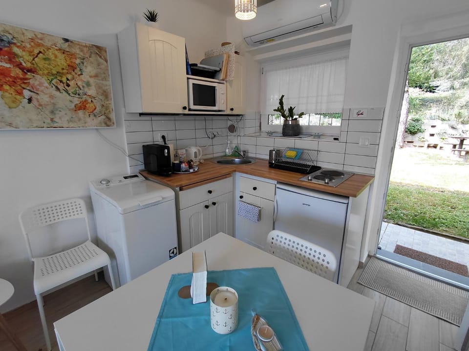 Coffee/tea facilities, Kitchen or kitchenette, Dining area, stove