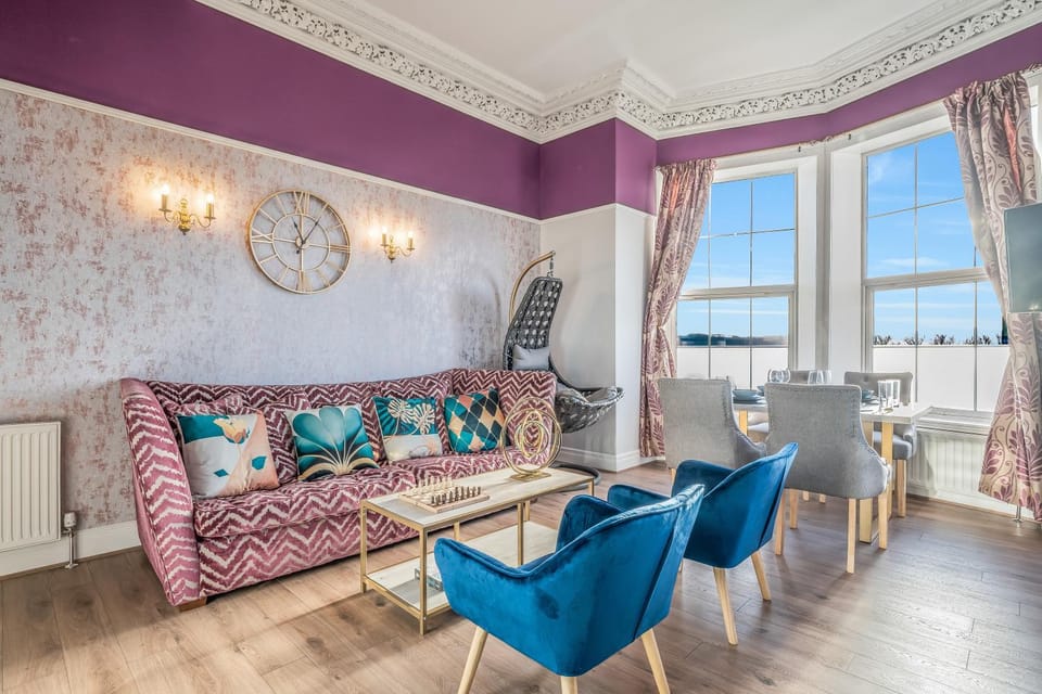 208A - The White House - 2 Rooms, 3 Beds, Fully Equipped, Free Parking by SUNRISE LONG LETS and SERVICED ACCOMMODATION DUNDEE Apartment in Dundee