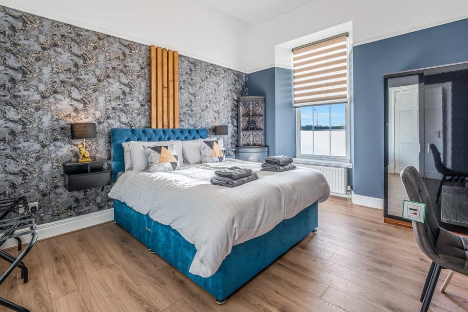 208A - The White House - 2 Rooms, 3 Beds, Fully Equipped, Free Parking by SUNRISE LONG LETS and SERVICED ACCOMMODATION DUNDEE Apartment in Dundee