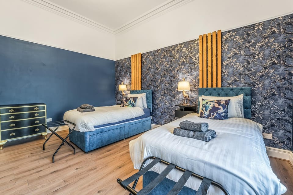 208A - The White House - 2 Rooms, 3 Beds, Fully Equipped, Free Parking by SUNRISE LONG LETS and SERVICED ACCOMMODATION DUNDEE Apartment in Dundee
