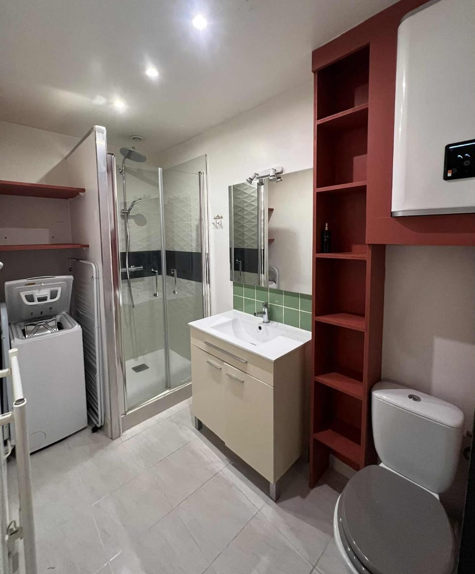 Shower, Toilet, Bathroom, towels, washing machine