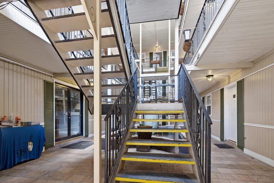 Elegant 1BR w Pool & Hot Tub on Frenchmen St Apartment hotel in Faubourg Marigny