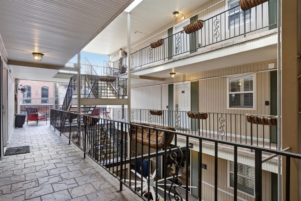 Elegant 1BR w Pool & Hot Tub on Frenchmen St Apartment hotel in Faubourg Marigny