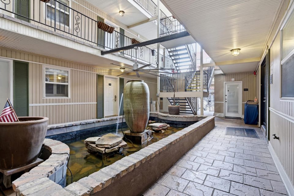 Chic 1BR Retreat on Frenchmen Street w Pool Apartment hotel in Faubourg Marigny
