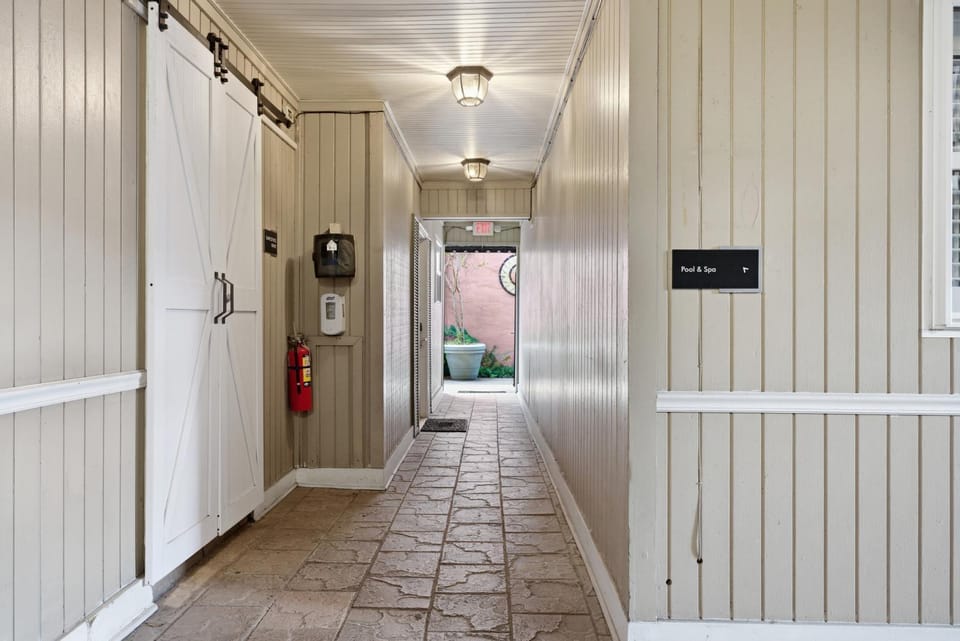Frenchmen 1BR Escape w Pool & Hot Tub Access Apartment hotel in Faubourg Marigny
