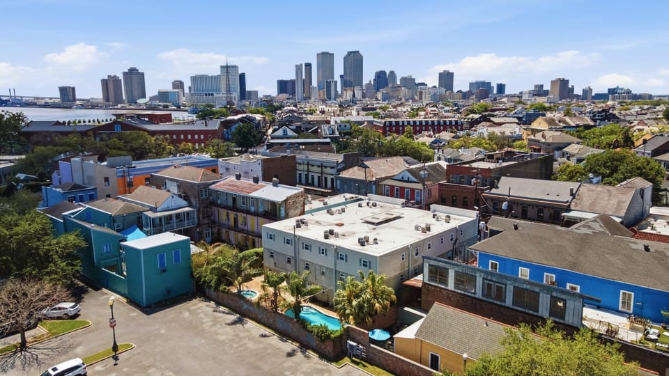 Frenchmen 1BR Retreat w Pool & Hot Tub Access Apartment hotel in Faubourg Marigny