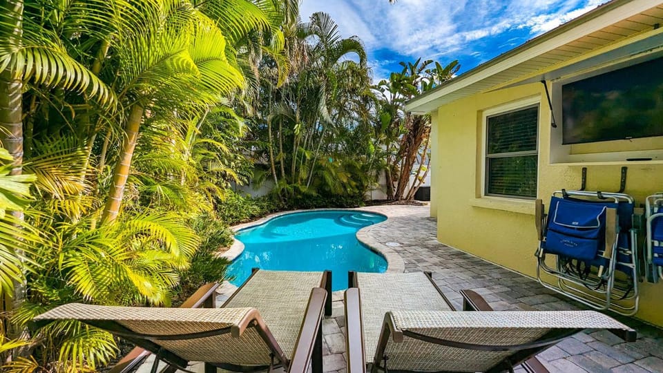 Starfish Cottage - 1 Block to the Beach! Heated Pool, 4 King Beds by Anna Maria Life Vacation Rentals House in Holmes Beach