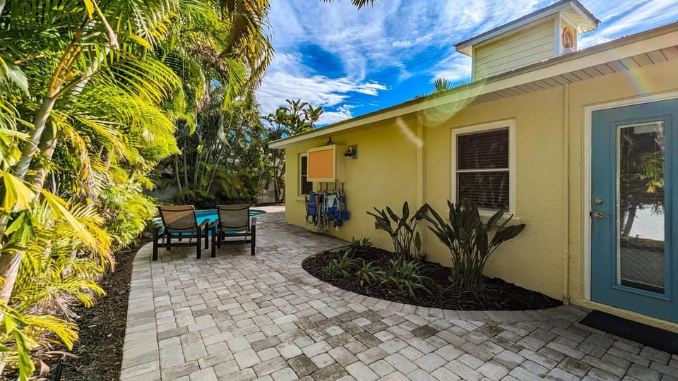 Starfish Cottage - 1 Block to the Beach! Heated Pool, 4 King Beds by Anna Maria Life Vacation Rentals House in Holmes Beach
