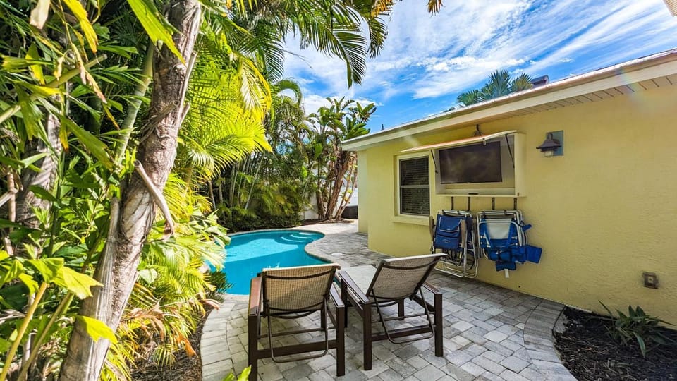 Starfish Cottage - 1 Block to the Beach! Heated Pool, 4 King Beds by Anna Maria Life Vacation Rentals House in Holmes Beach