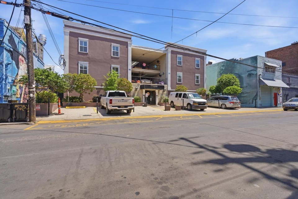 Frenchmen St 2BR Hideaway w Pool & Hot Tub Apartment hotel in Faubourg Marigny